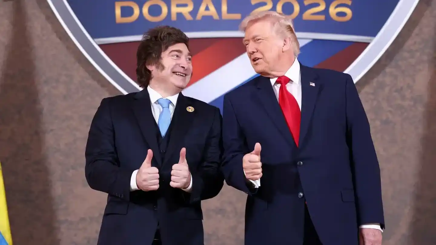 El saludo de Donald Trump a la Argentina. (Foto: REUTERS/Kevin Lamarque)