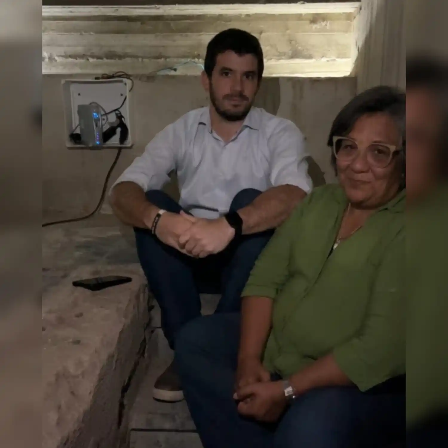 El intendente Leonel Chiarella y la secretaria de Territorialidad y Desarrollo Cultural, Miriam Carabajal, mostraron el dispositivo instalado bajo el escenario. Foto: Gobierno de Venado Tuerto