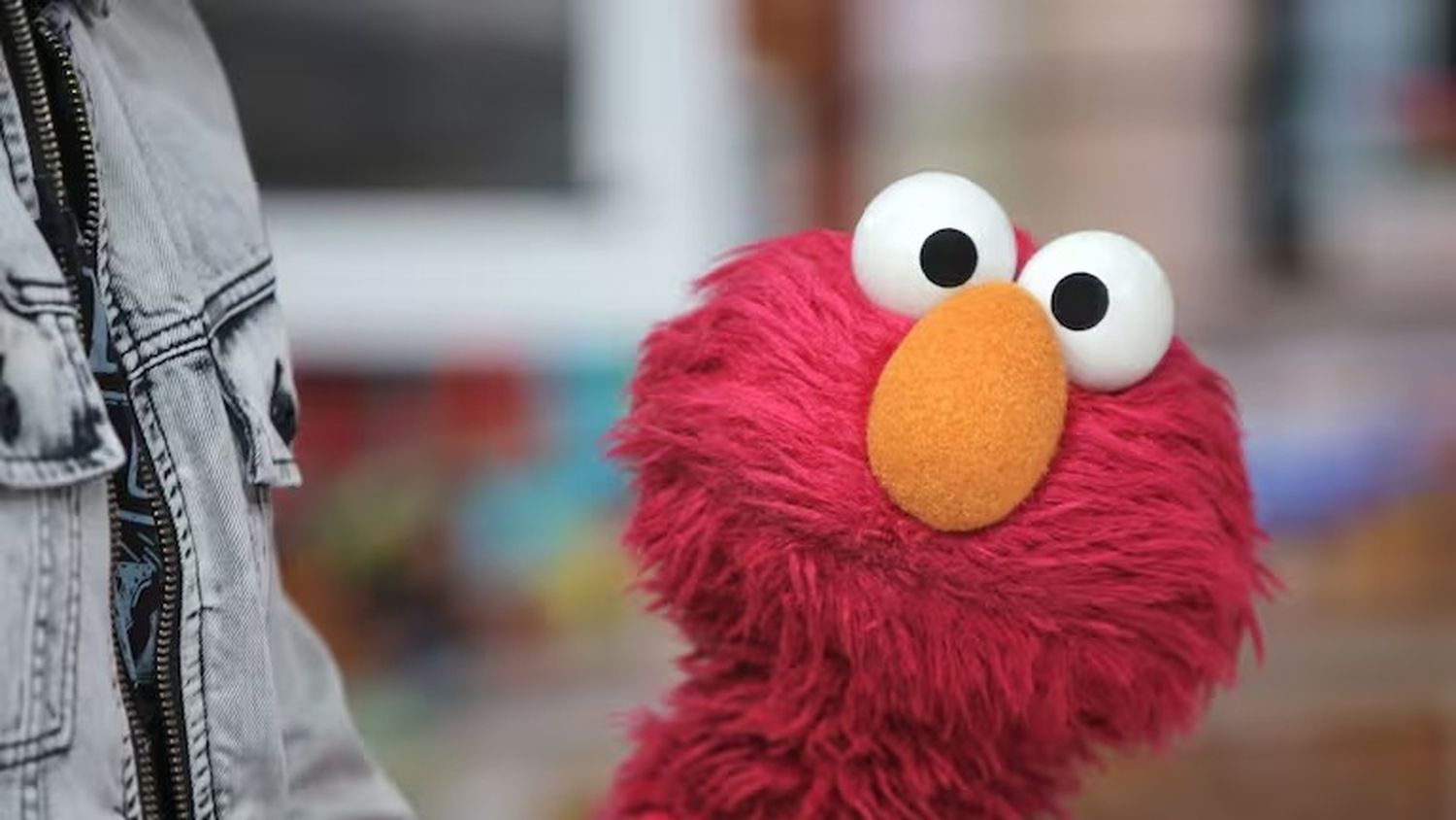 Hackean la cuenta de Elmo en X con mensajes antisemitas, racistas y teorías conspirativas / NBC