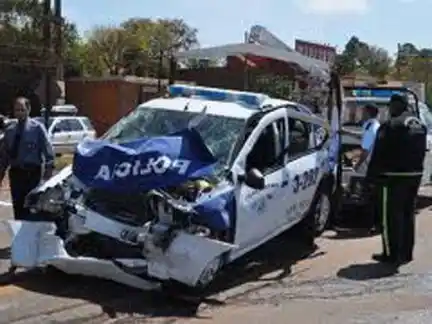 Un móvil policial se accidentó cuando se dirigía a un procedimiento