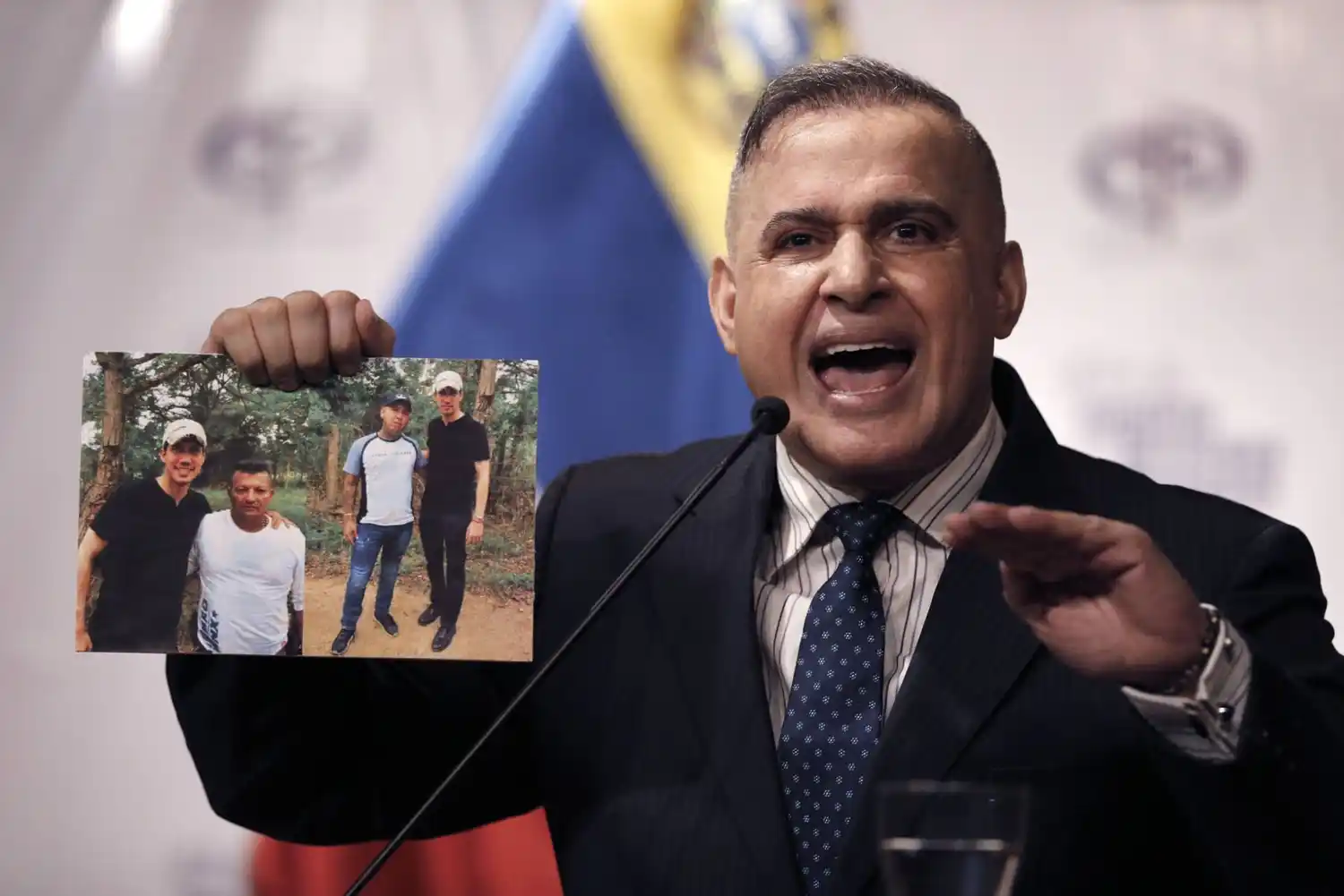 Venezuela: investigarán a Guaidó por las fotos con dos narcos
