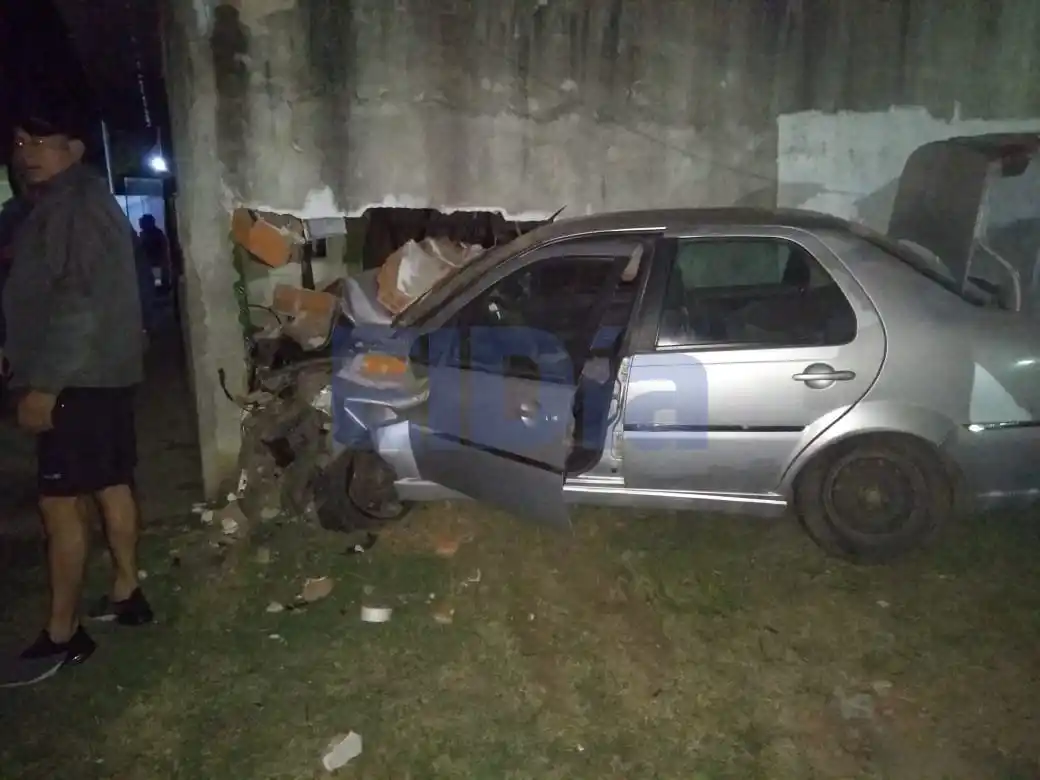 Impactante accidente: Un auto se incrustó contra una casa
