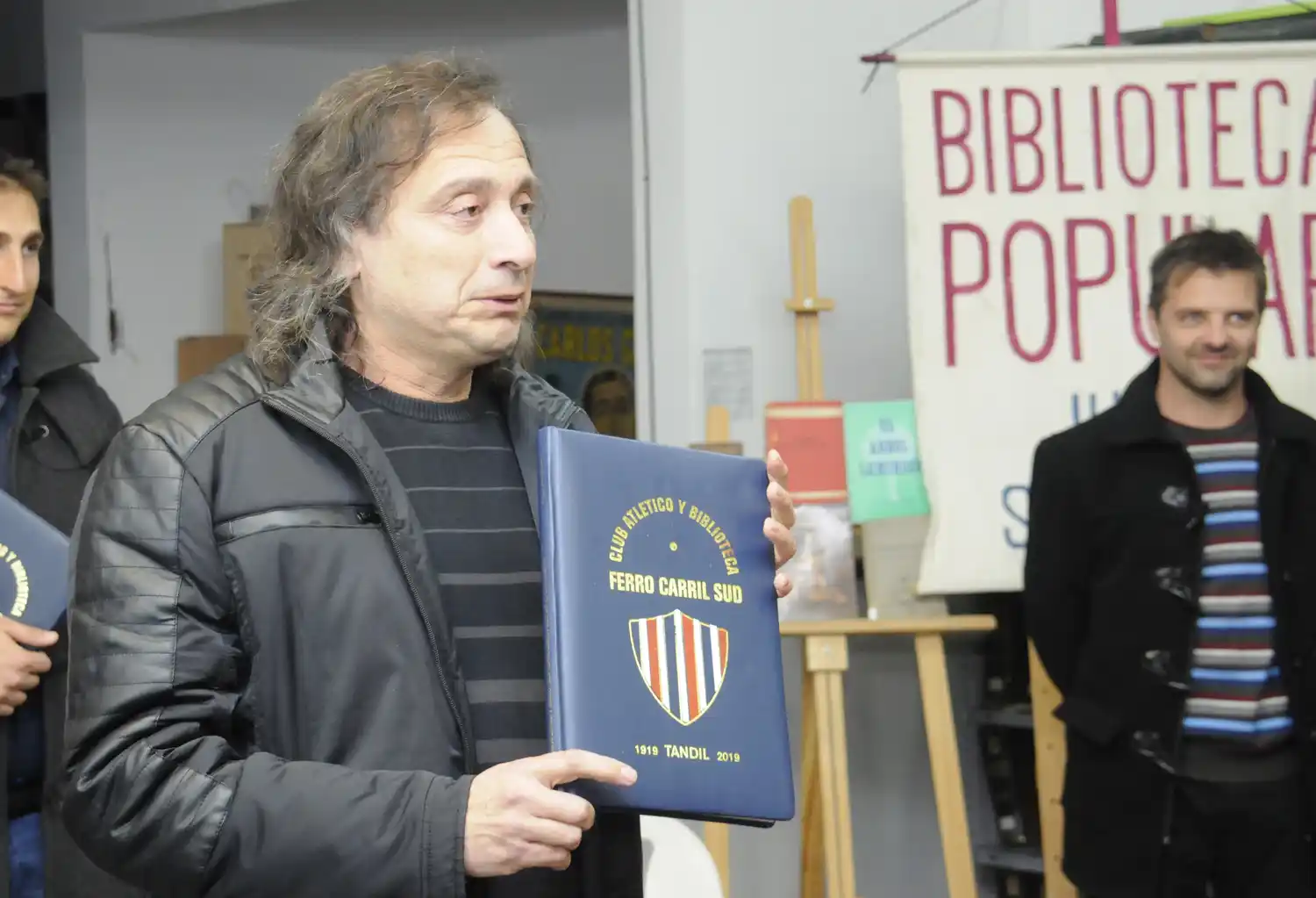 Entrevista abierta en la biblioteca de Ferro