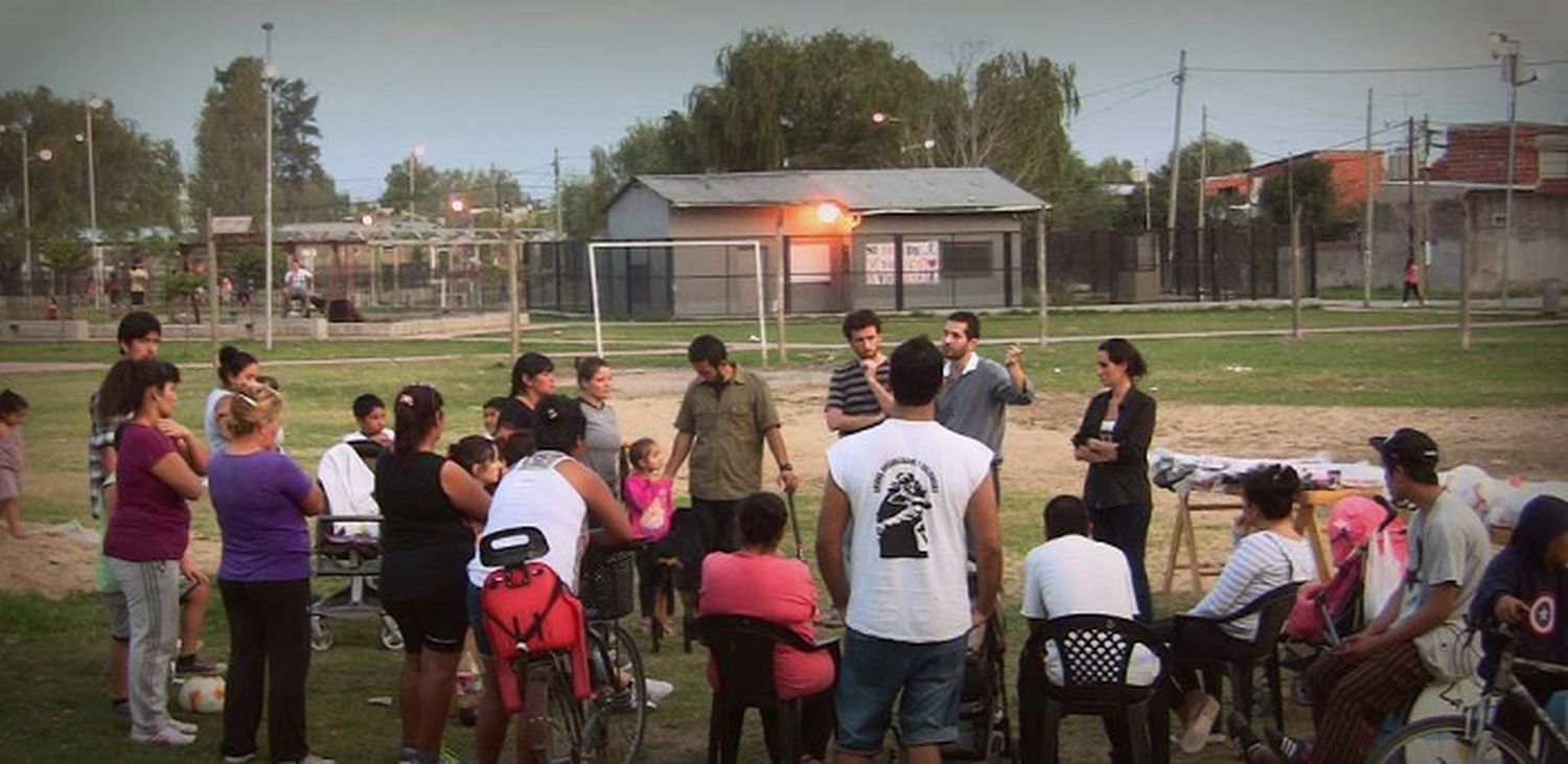 Martín Gianella entregó material deportivo a club barrial en Benavídez