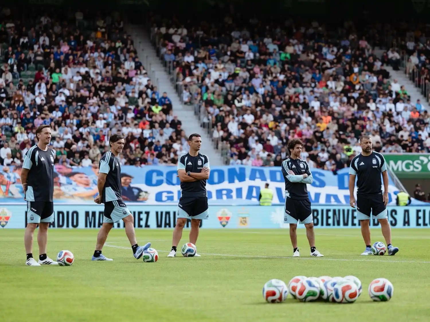 El cuerpo técnico de la Selección Argentina en la práctica abierta ante 20.000 personas en el estadio del Elche.Foto:@Argentina