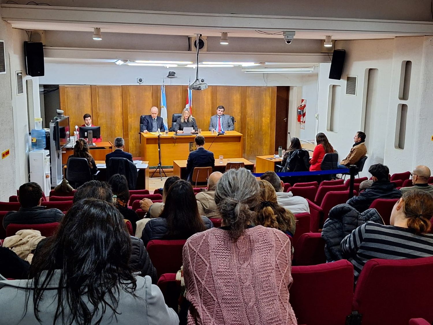 La sala estuvo colmada de familiares de las partes.