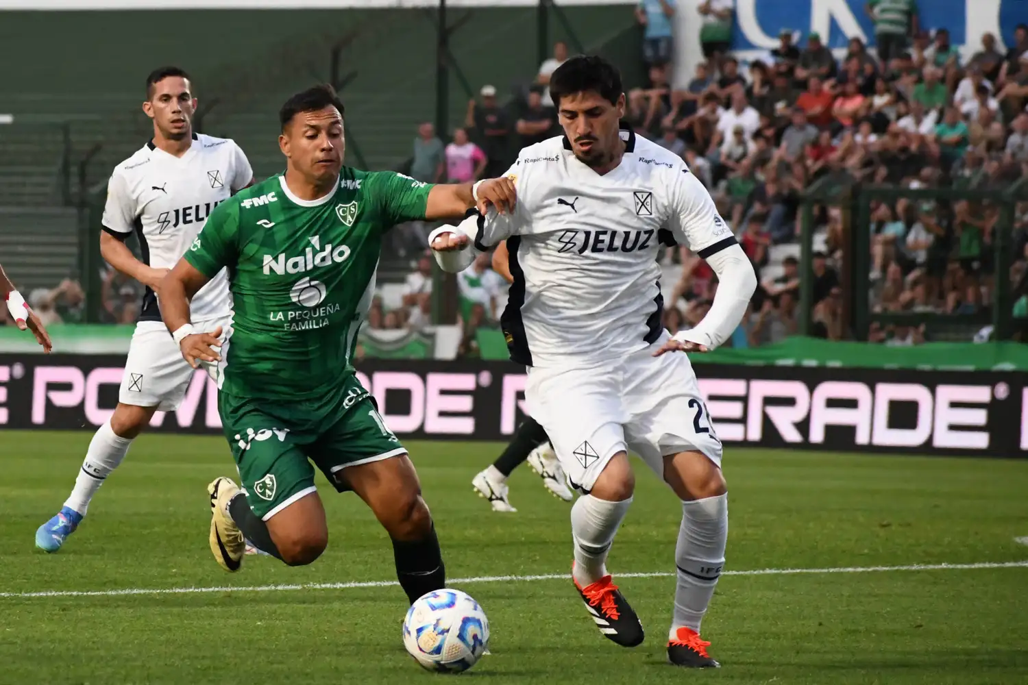 Lomónaco defiendo la posición ante Morales.