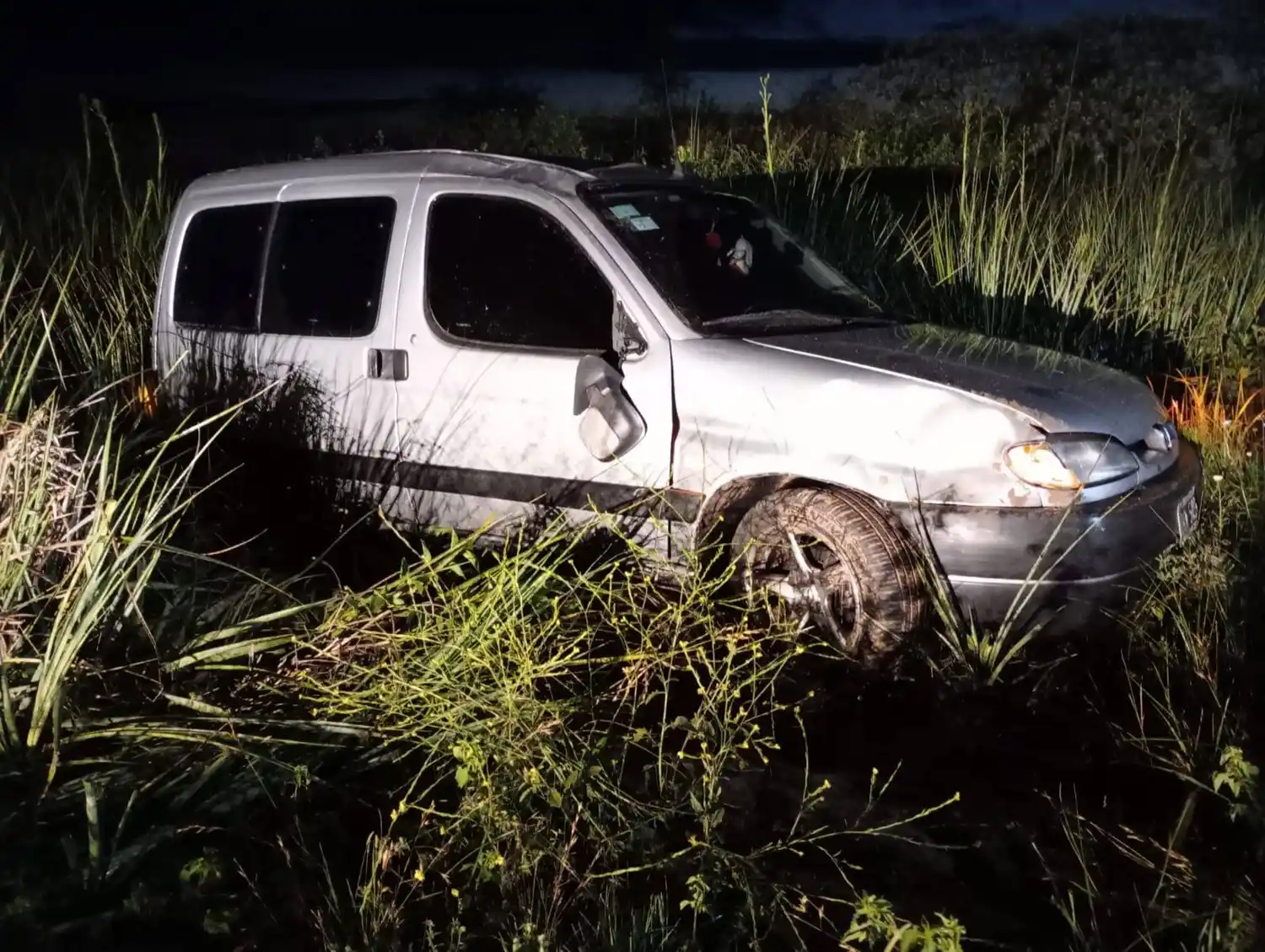 Un utilitario despistó y volcó sobre Ruta 12: una pareja y un menor de edad fueron hospitalizados
