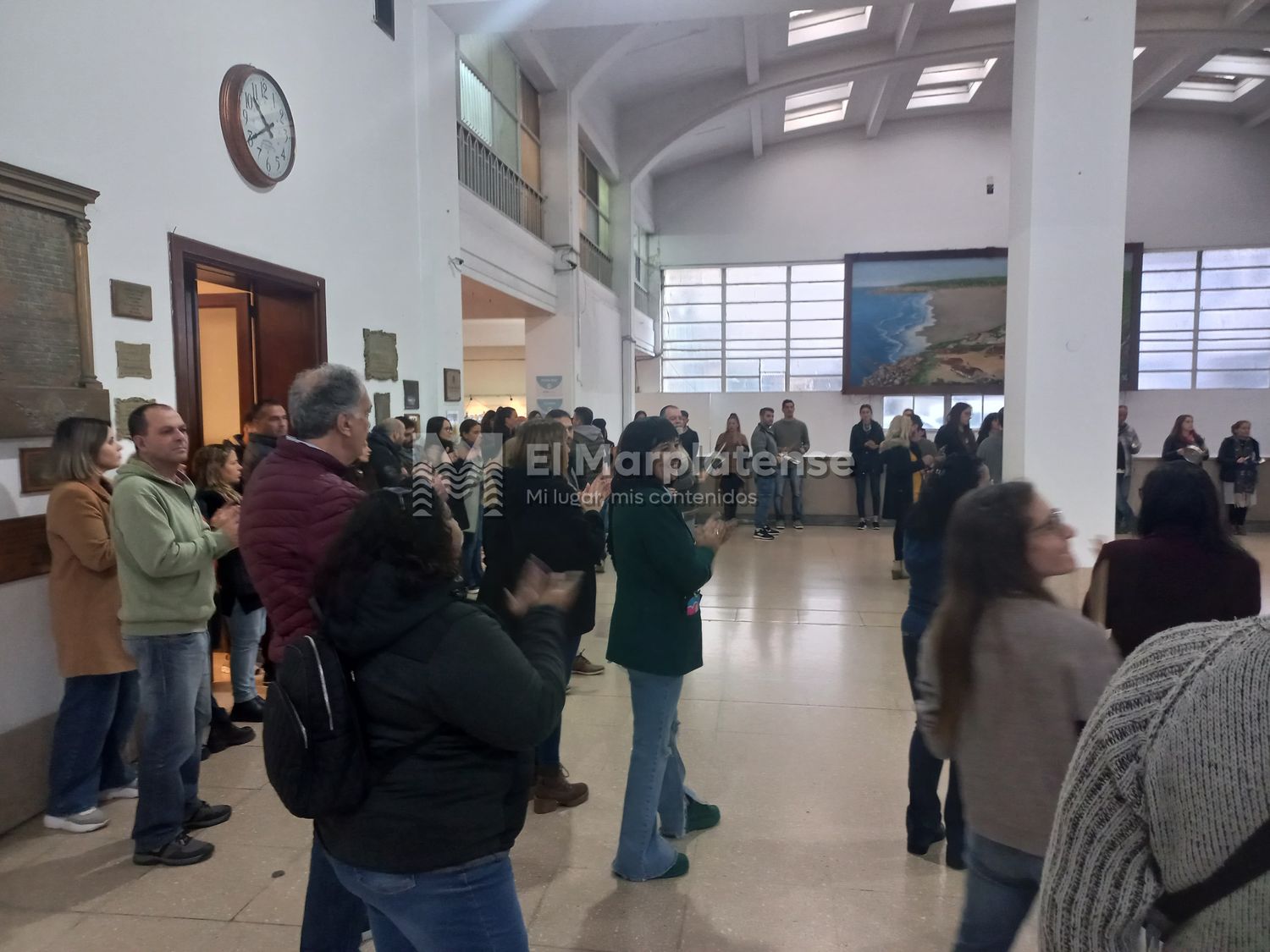 Trabajadores Municipales reclamando en el palacio municipal.