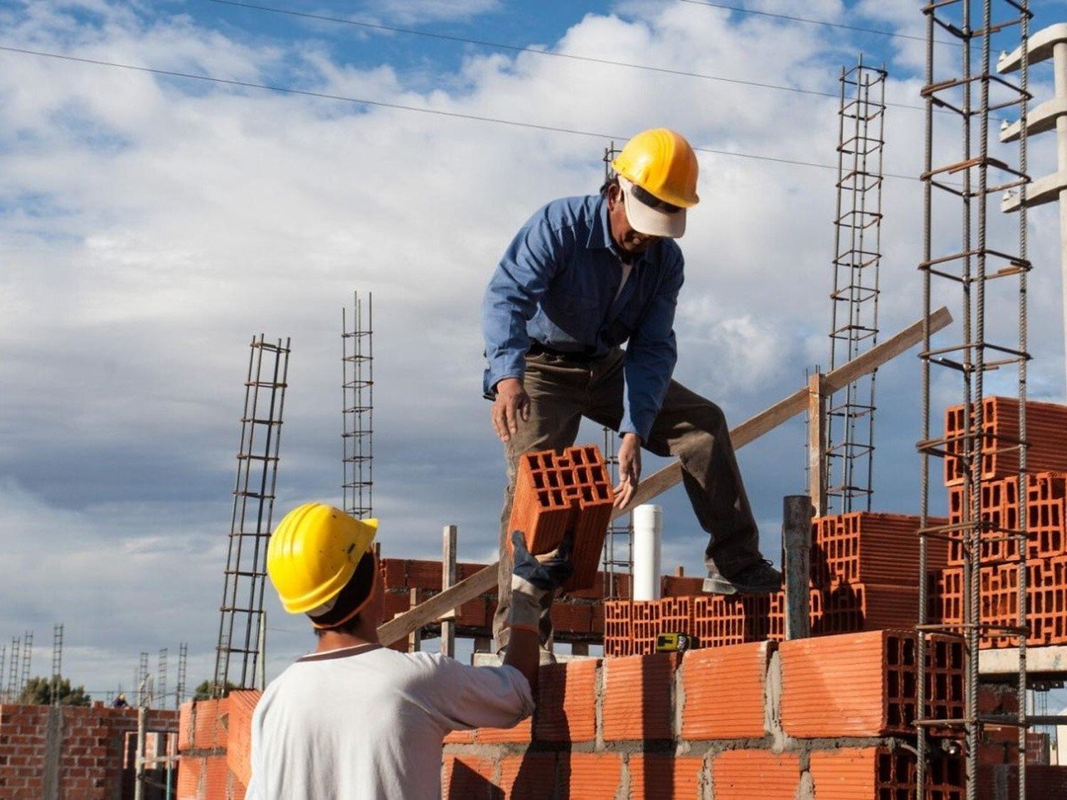 La construcción sufrió otro fuerte colapso: se derrumbó 37,2% anual en abril