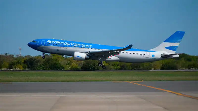 Llegó al país el décimo vuelo con 300 mil dosis de vacuna Sputnik V