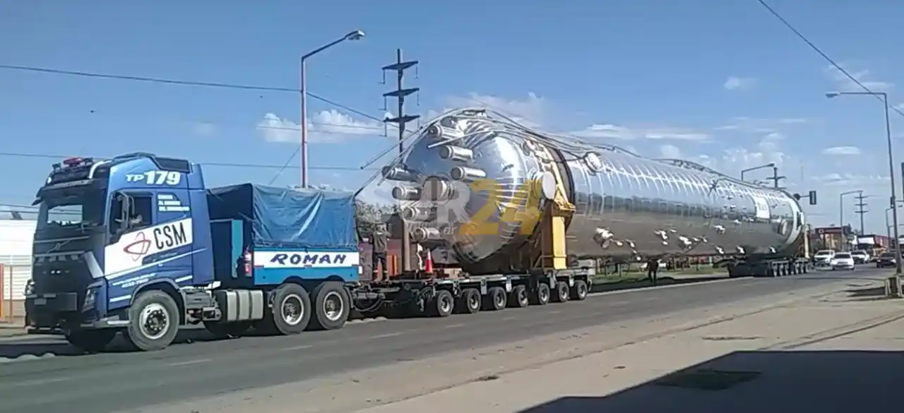 Torre fraccionadora de petróleo, de paso por Venado Tuerto