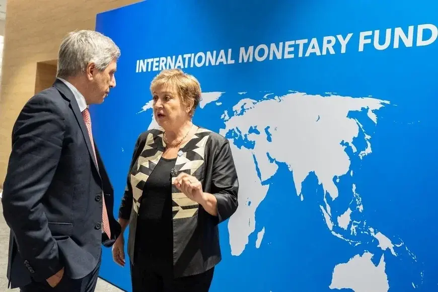 El misterioso acuerdo con el FMI que pone en jaque la economía de Javier Milei y Luis Caputo