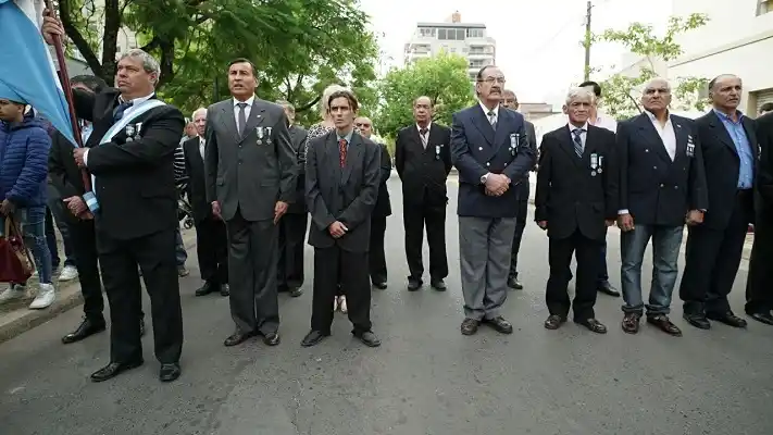 El abanderado de los ex combatientes recuperó la medalla perdida en el acto