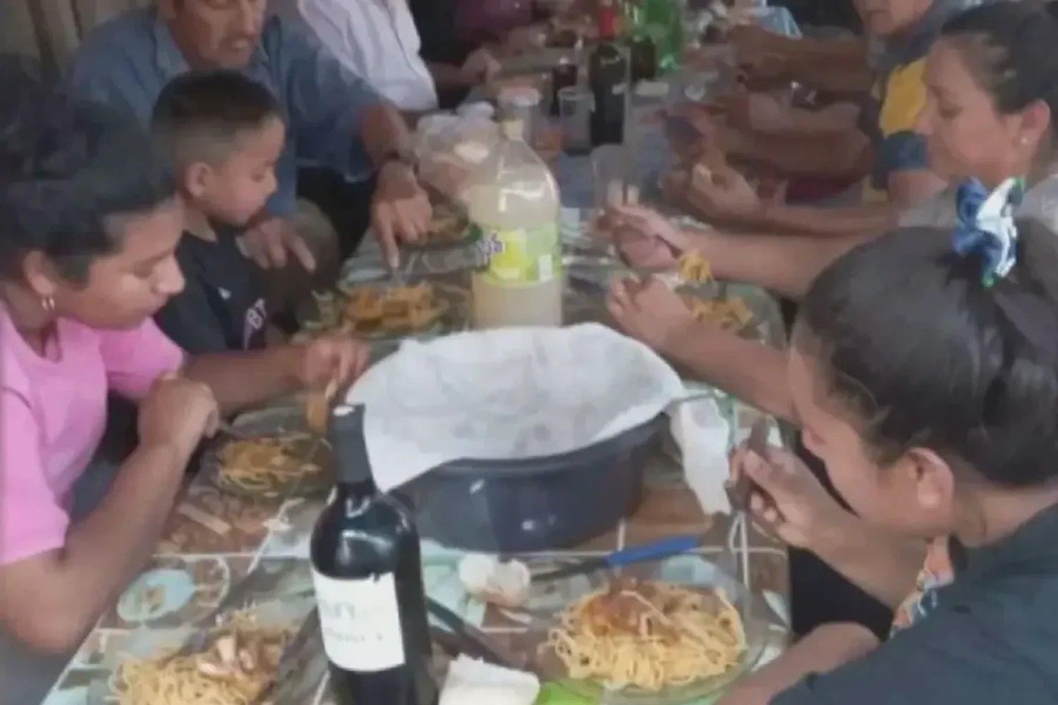 La última foto de Loan en un almuerzo familiar antes de desaparecer.