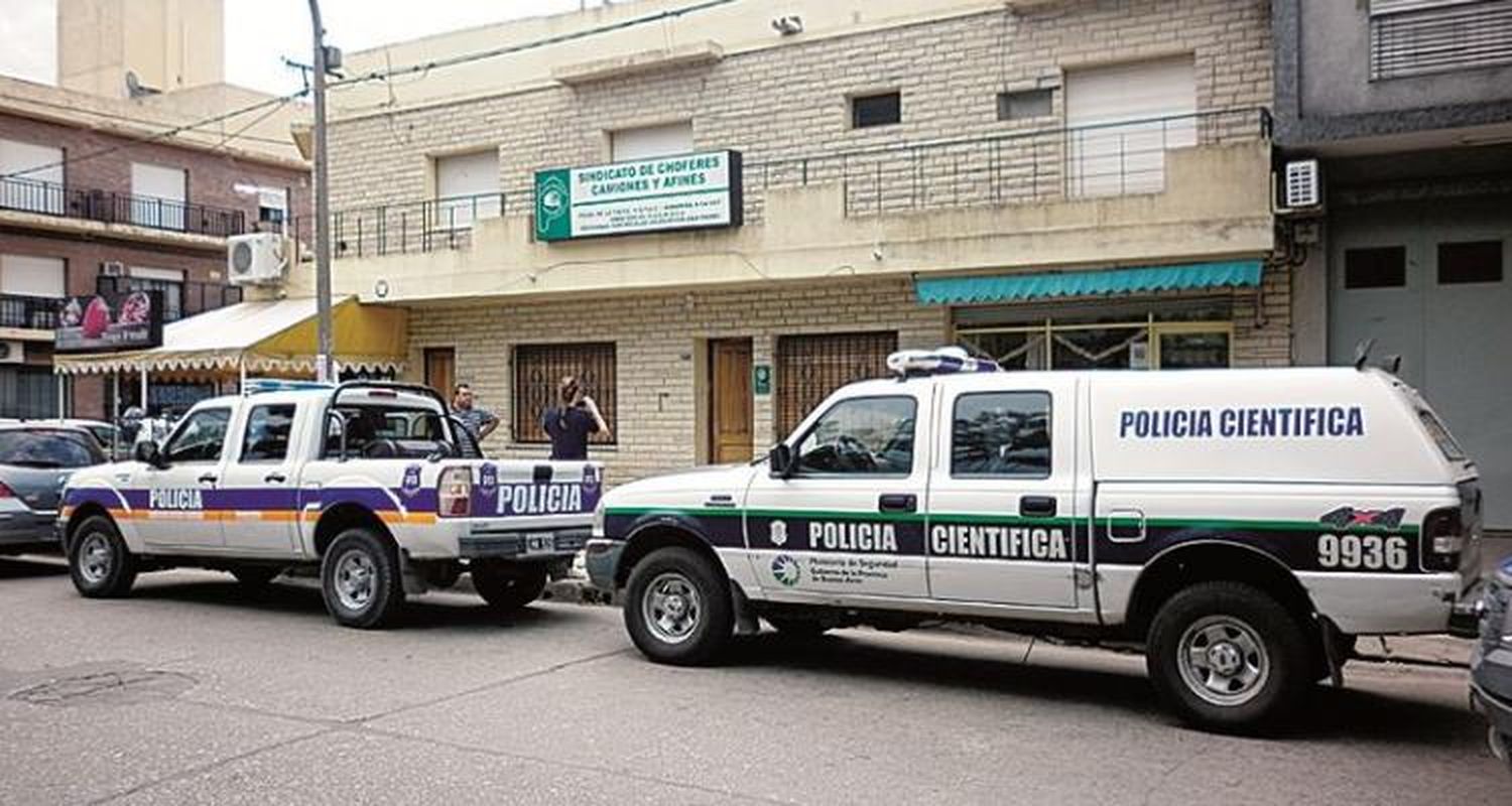 El hombre que hirió de bala a su exesposa continúa detenido