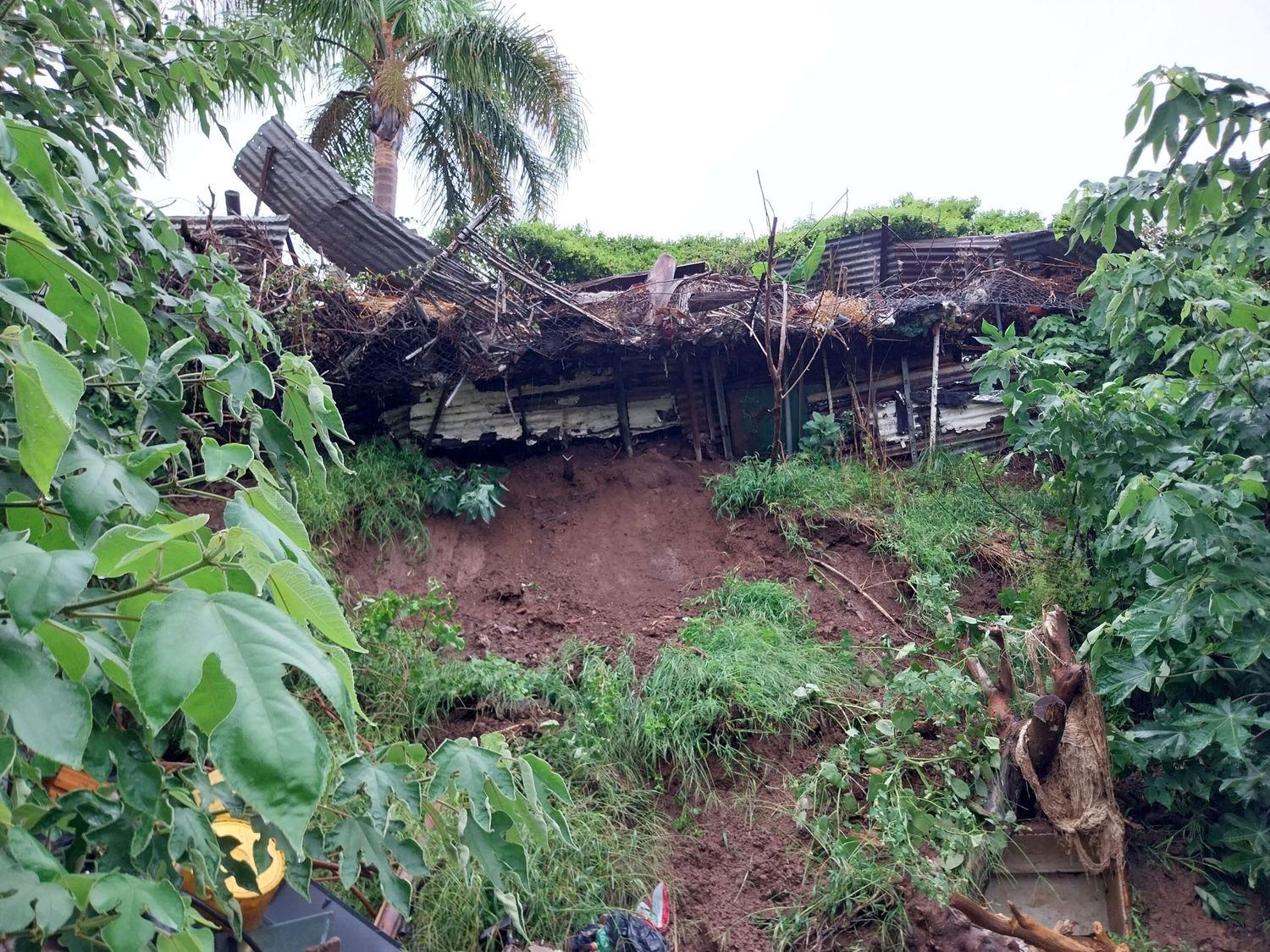 La posibilidad de derrumbe de barranca puso en riesgo a viviendas del barrio.