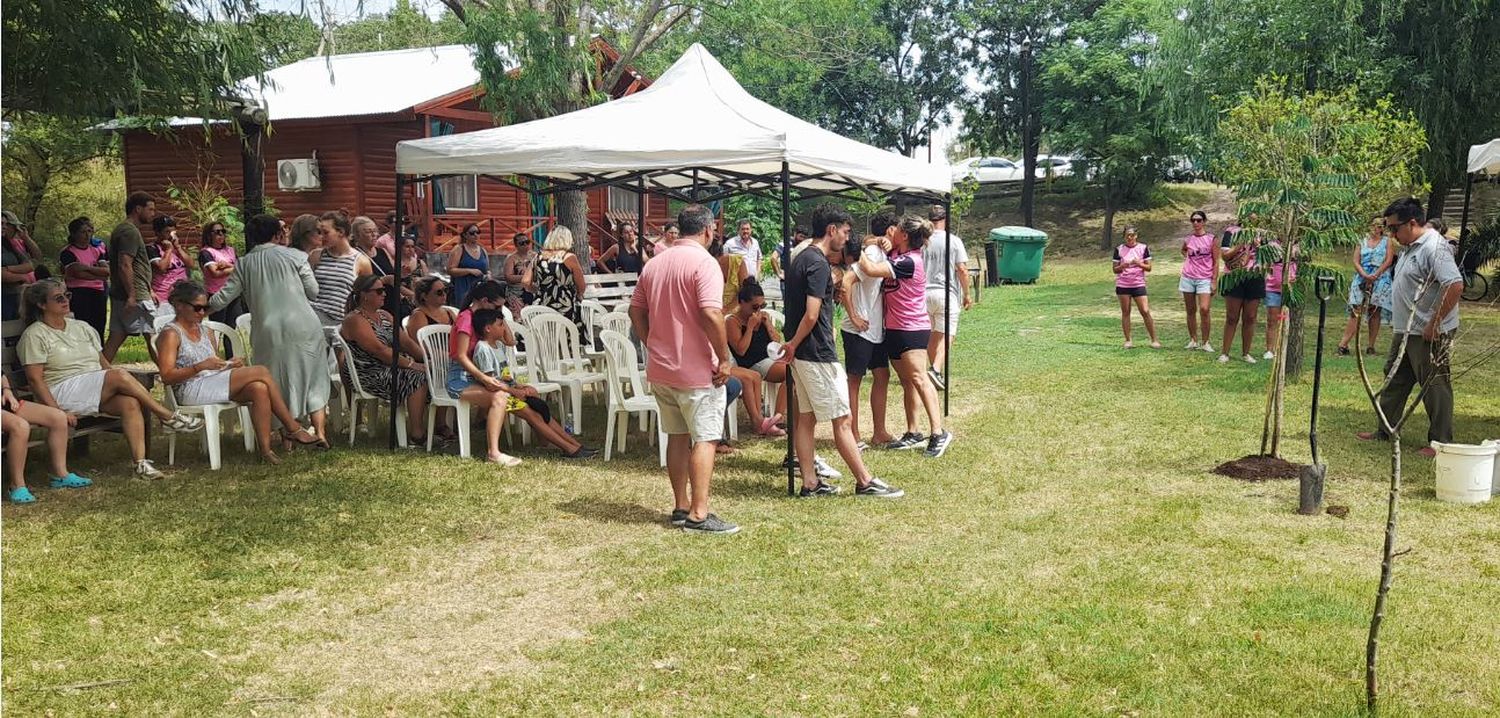 Familiares, jugadores, dirigentes y allegados a la familia de Gisela participaron del sentido homenaje.