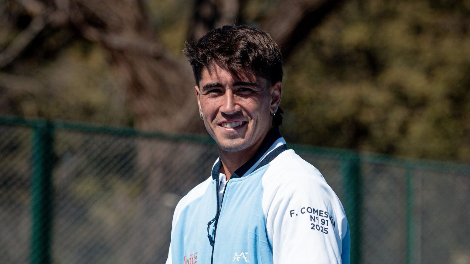 Francisco Comesaña con su ropa de Copa Davis.