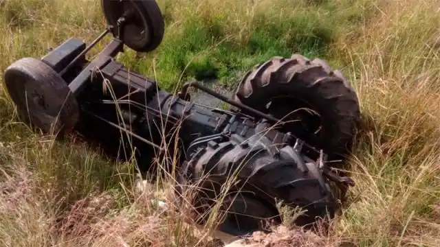  Trabajador murió tras quedar atrapado bajo tractor que volcó en una alcantarilla