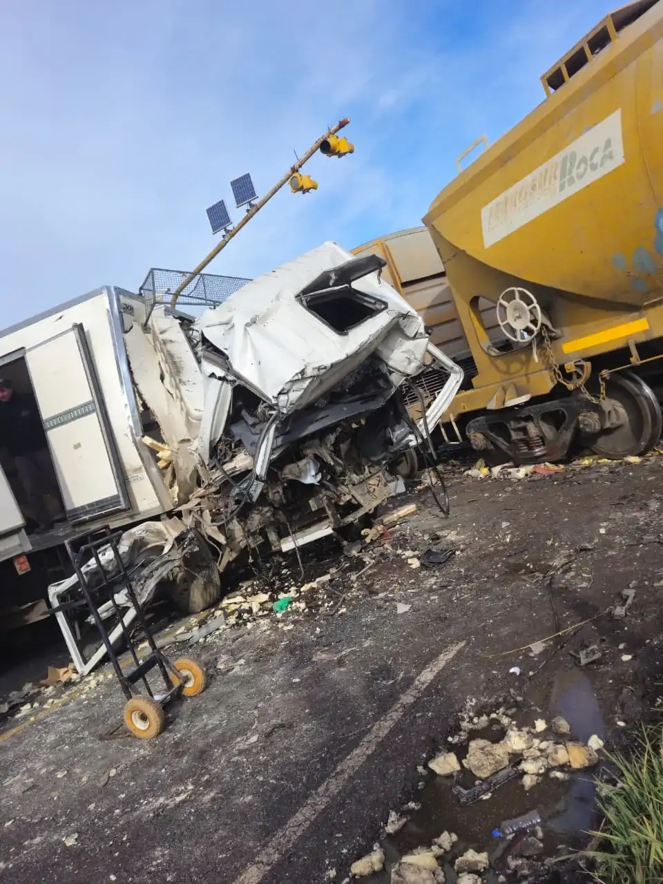 El accidente generó una escena de gran complejidad operativa y dejó como saldo al  conductor gravemente herido.