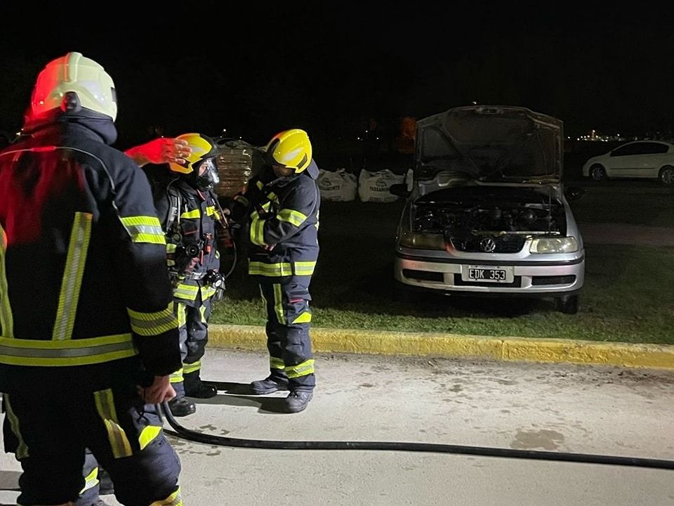 Se incendió un auto estacionado en el predio de la UTN