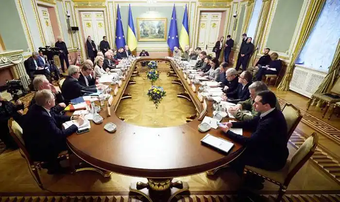 Ucrania recibe el apoyo de la UE y Rusia alerta contra el embargo a combustibles