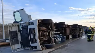 Chocaron dos camiones en la Autovía 14 y uno volcó