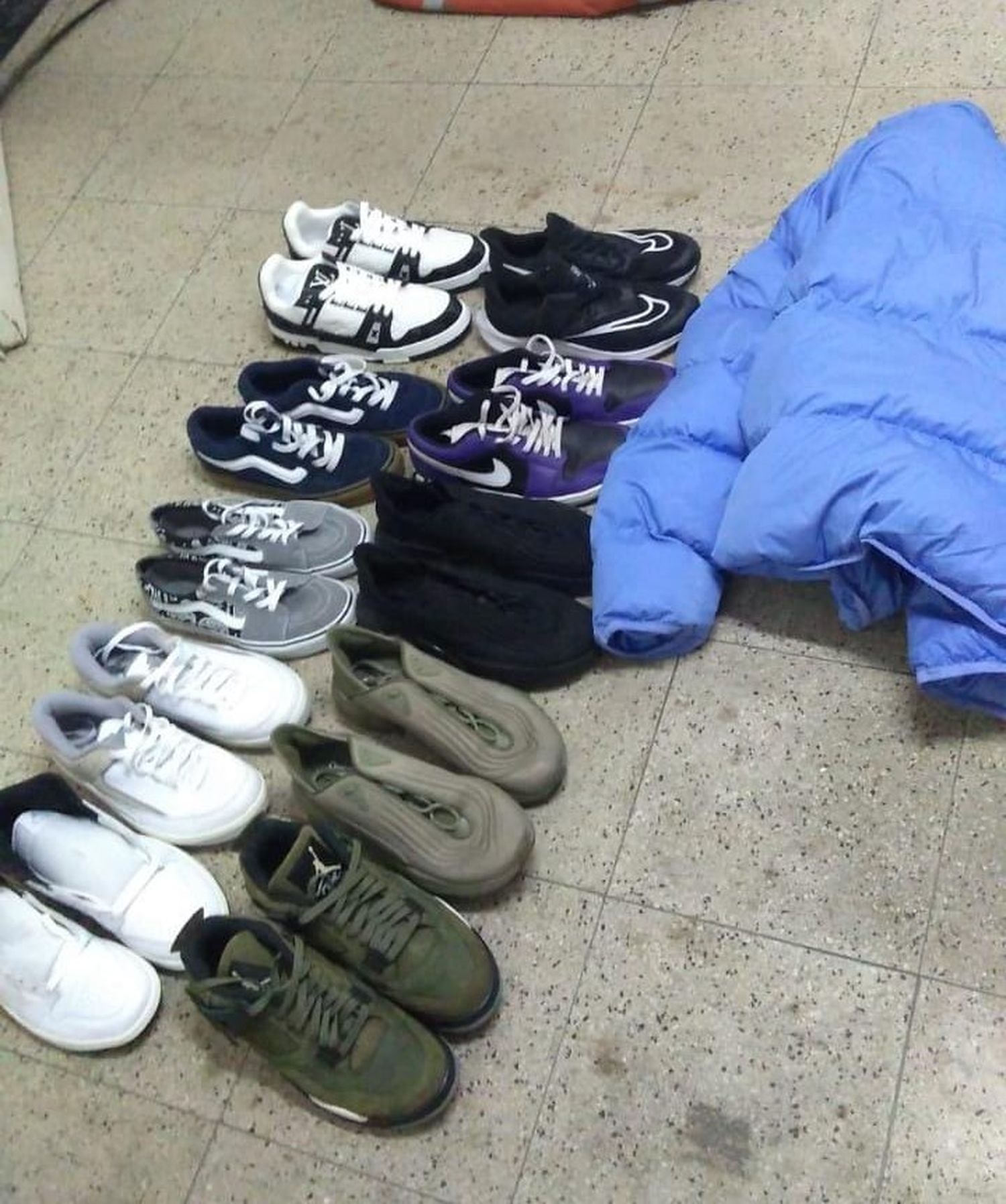 Los diez pares de zapatillas recuperados por los agentes policiales.