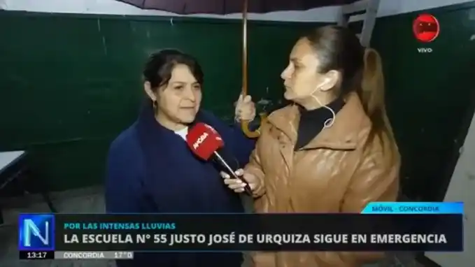 Adentro del aula con paraguas: una escuela entrerriana está en emergencia por las filtraciones
