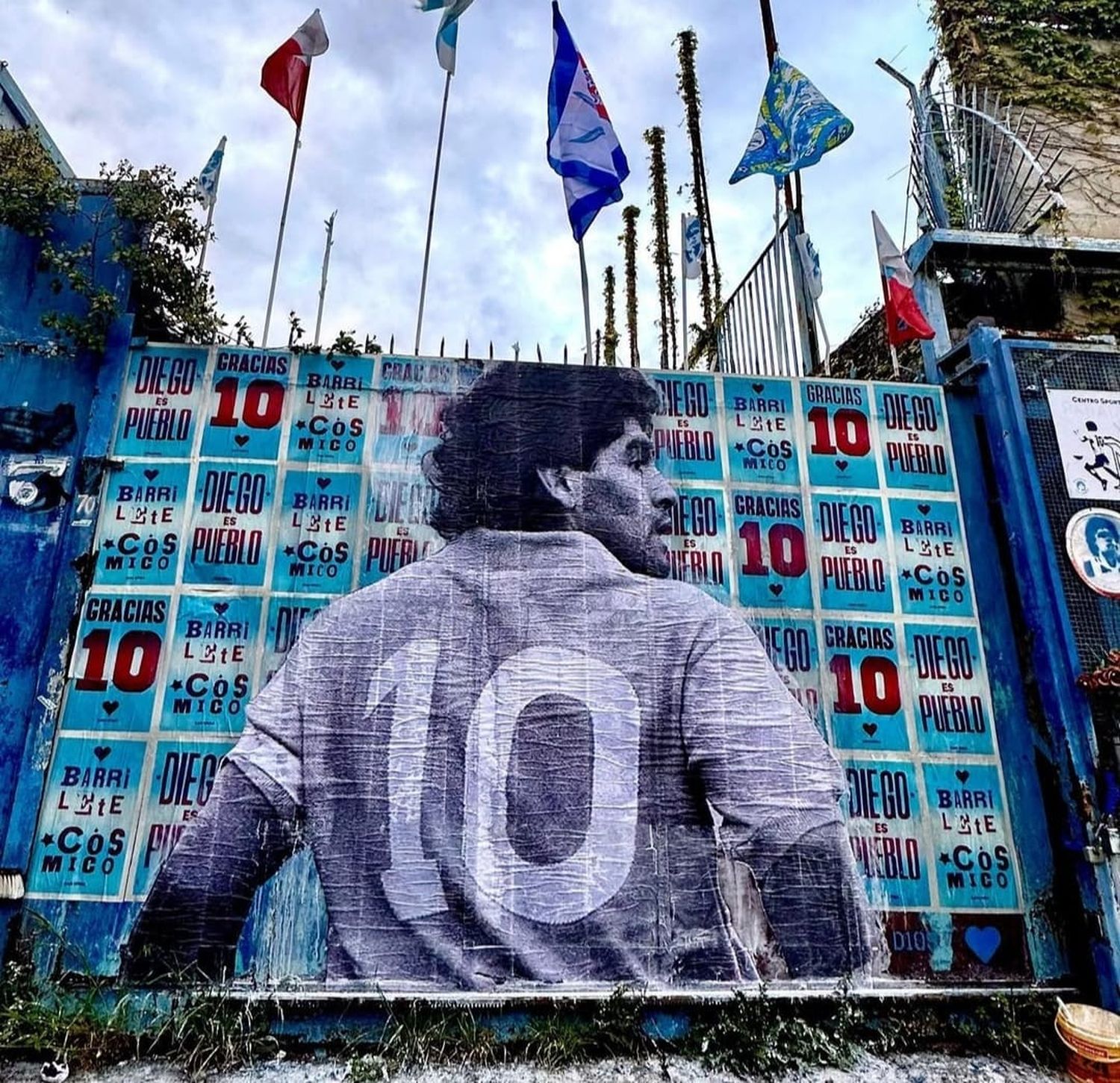Homenaje a Diego Maradona en Necochea, con el artista San Spiga