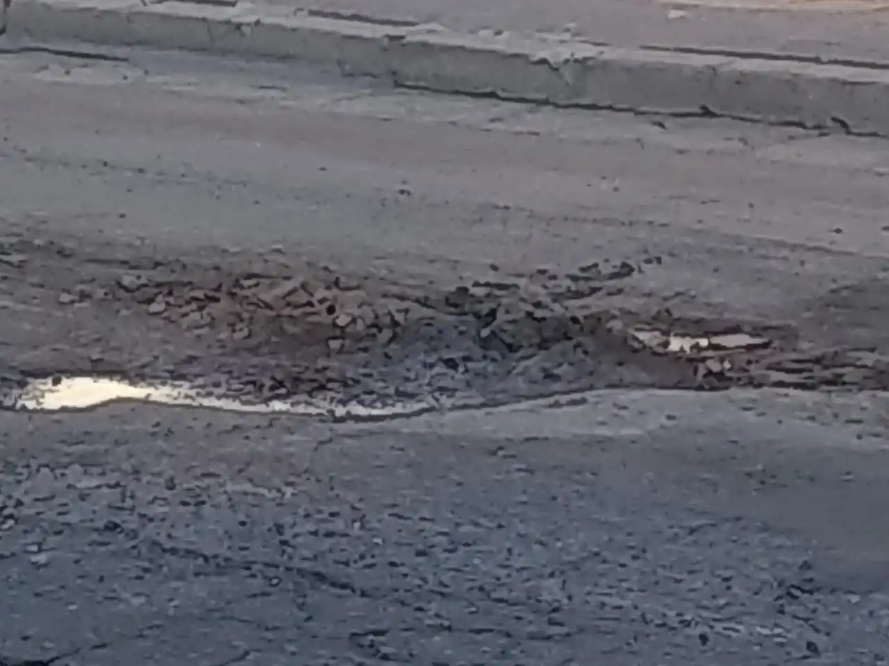 Miguel Porta 1200: “Pozo inmenso con pérdida de agua”