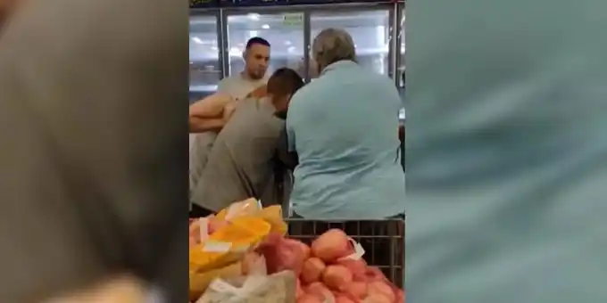 La escena quedó filmada por otro cliente.