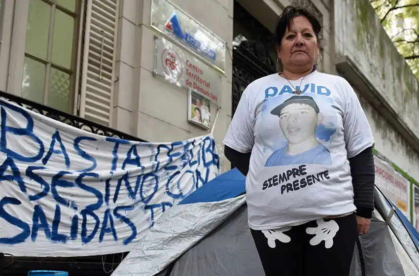 Acampa en la fiscalía en pedido de justicia para su hijo
