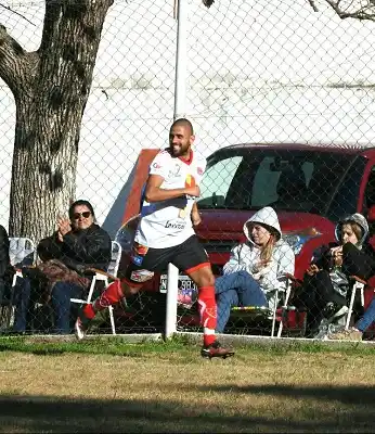 Central larroque sumó tres puntos que lo acercan a la cima