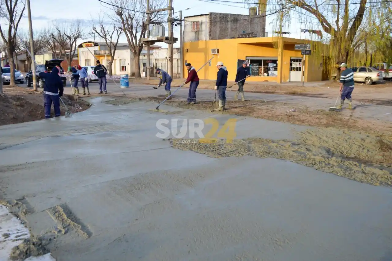 Refuerzan mantenimiento de calles con obras de hormigonado, cordón cuneta y nivelación  