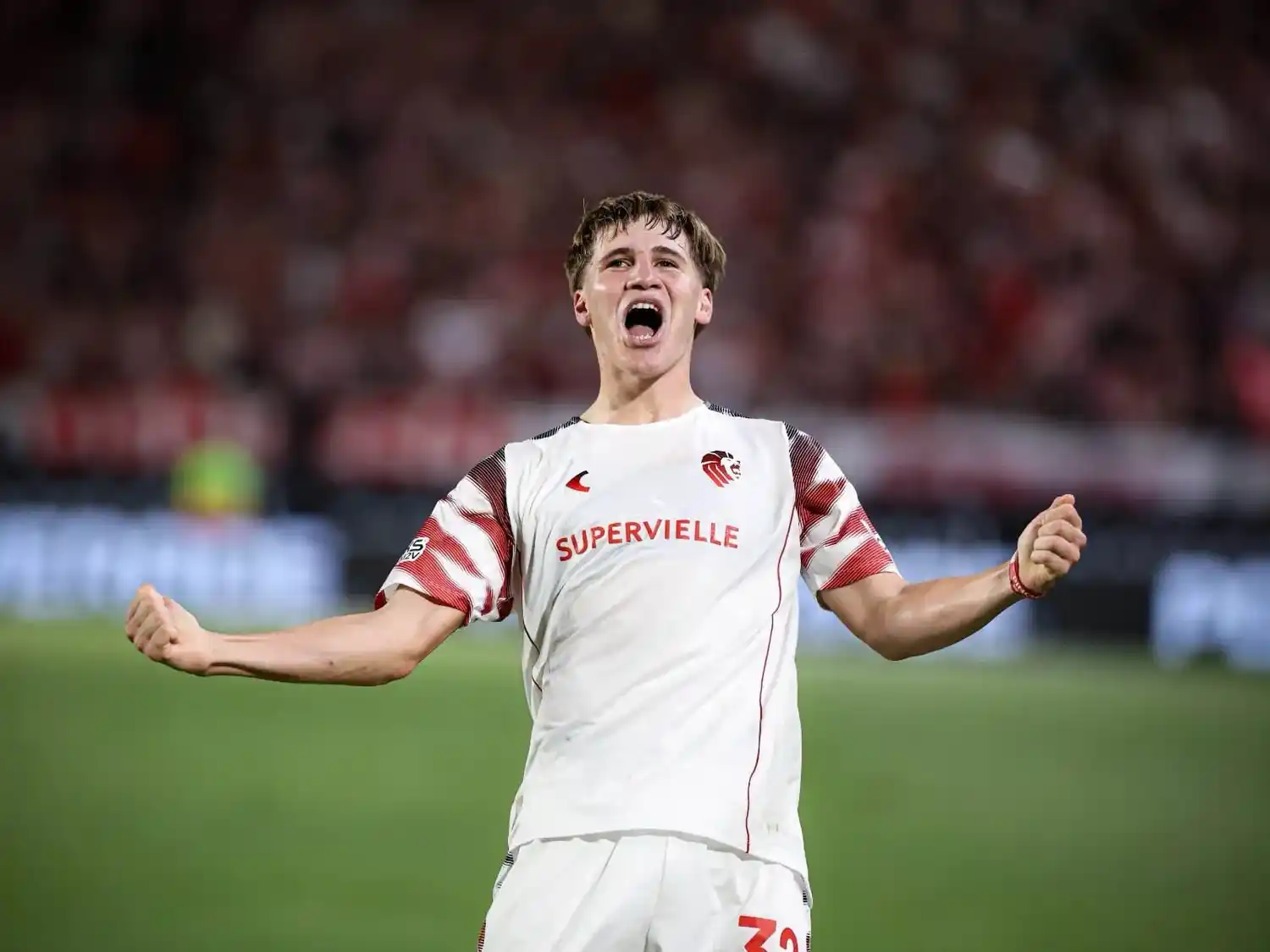 Amondarain festeja el triunfo en el descuento.