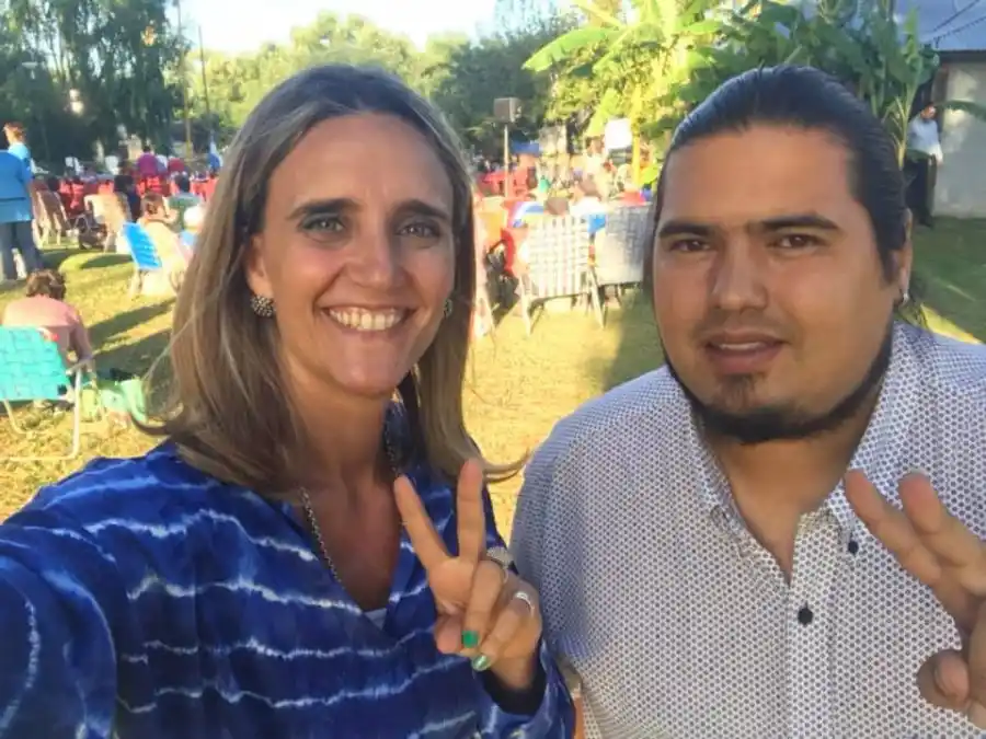 Anastasia Aramburo junto a Pablo Fernández, concejal del oficialismo y referente de La Cámpora en Gualeguaychú 