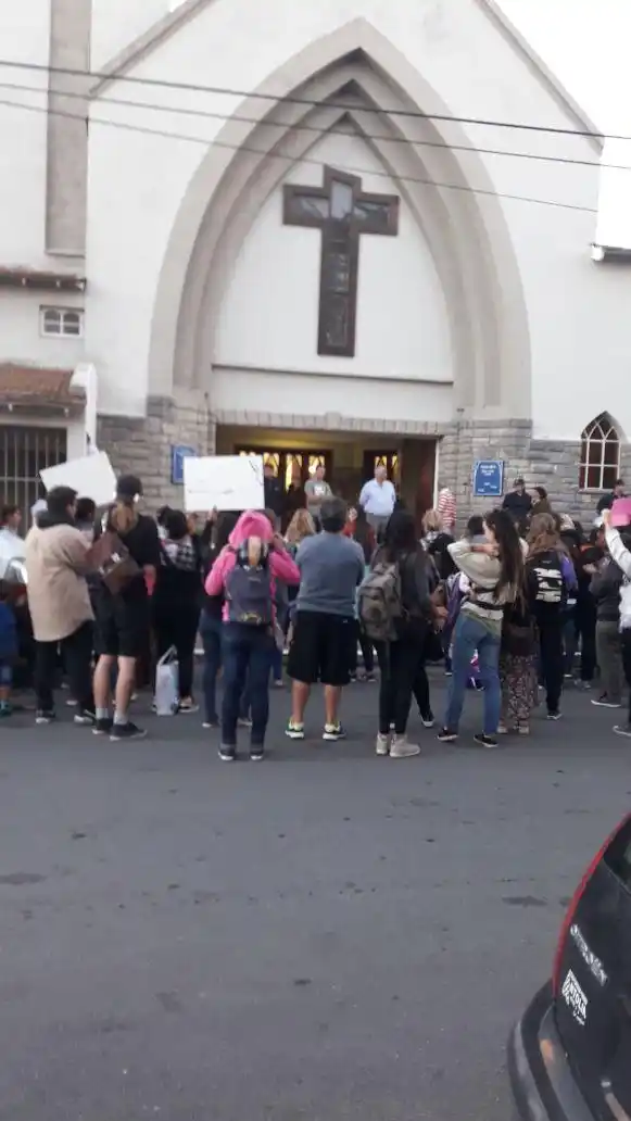 Necochea: Repudio contra un sacerdote acusado de abuso sexual