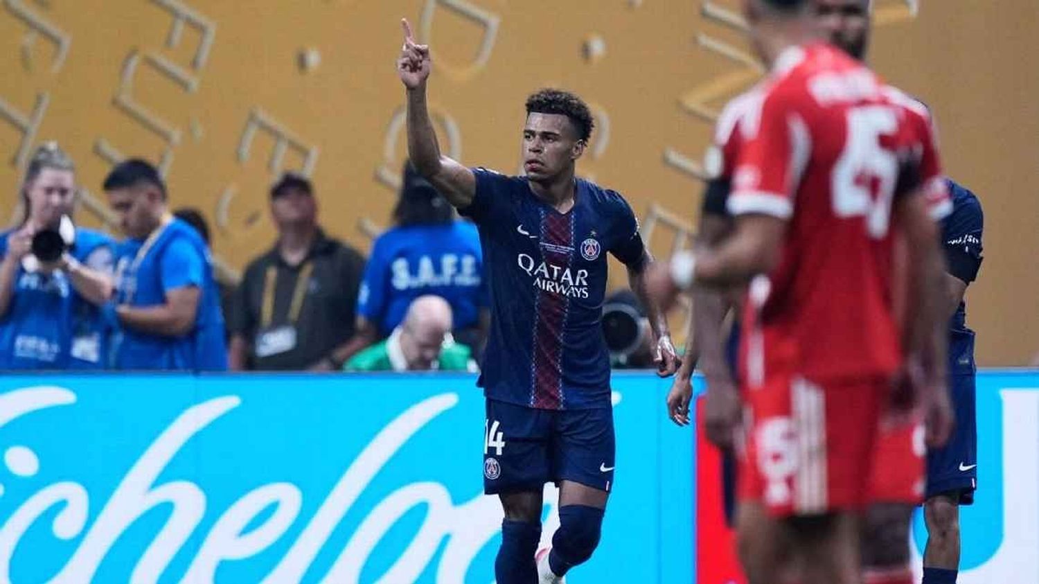 Désiré Doué, figura del PSG que anotó el primer gol ante Bayern Munich