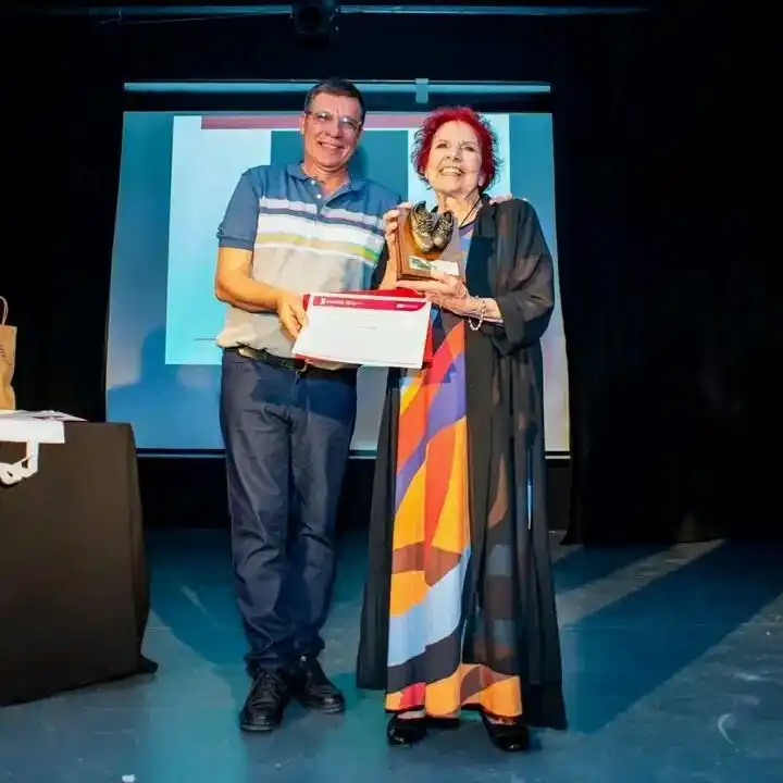 Techy Viana: Un Homenaje a su Pasión y Compromiso Teatral