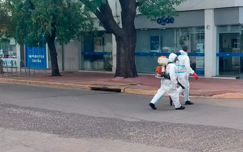 Fumigan contra mosquitos en plazas y en la periferia