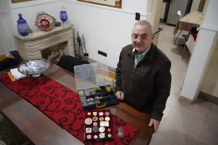 Vottero, junto a su colección de medallas