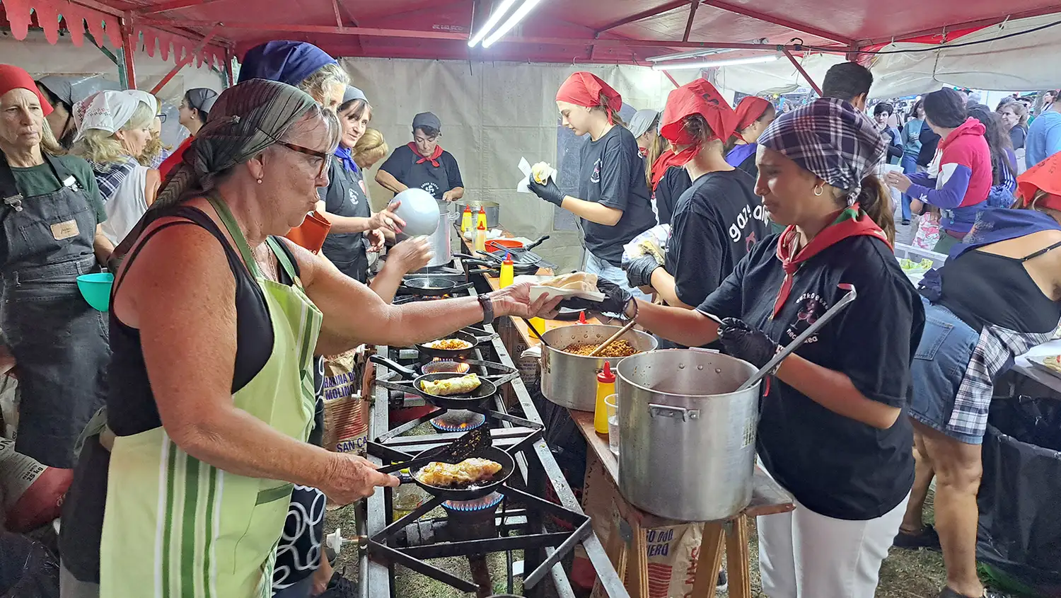 Vascos. Como todos los años, uno de los stands con más voluntarios trabajando