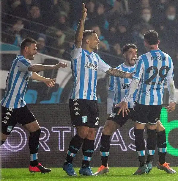 Racing volvió a sumar de a tres ante Vélez Sarsfield