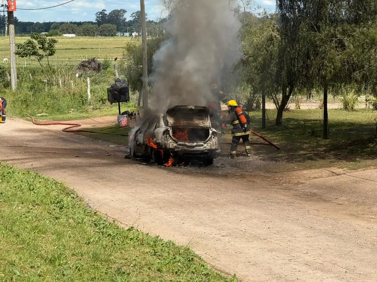 Bomberos Voluntarios de Crespo sofocaron el incendio de un vehículo en la vía pública