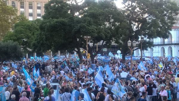 Realizan una marcha "por la democracia" en Plaza de Mayo