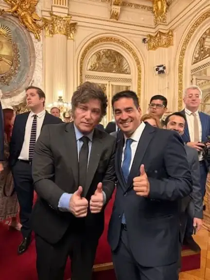 El presidente Javier Milei y el flamante vocero presidencial, Adrián Ravier.
