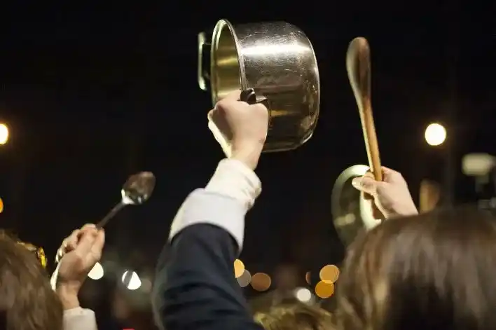 Tras el anuncio de desregulación por decreto: Milei tuvo su primer cacerolazo a 10 días de asumir como Presidente