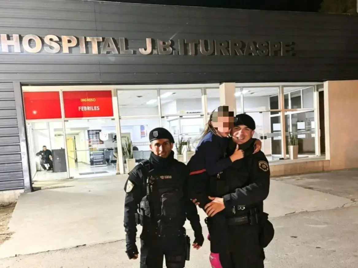 Dos policías le salvaron la vida a una niña que se había atragantado - 1
